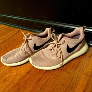 Women’s Nike Roshe Run in Dusty Rose
